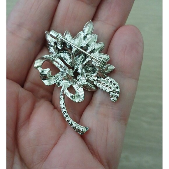 NEW Blue Crystal Rhinestone Bouquet Brooch Pin Silver Tone Beautiful Elegant - Picture 4 of 6